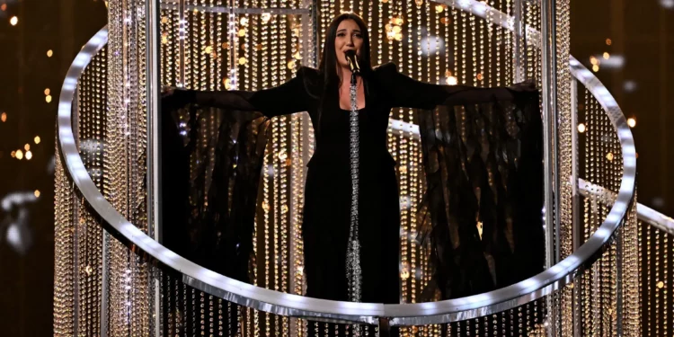 El cantante israelí Yuval Raphael interpreta "New Day Will Rise" durante la segunda semifinal del Festival de la Canción de Eurovisión 2025, en el estadio St. Jakobshalle de Basilea, el 15 de mayo de 2025. (Fabrice COFFRINI / AFP)
