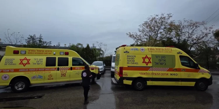 Paramédicos del Magen David Adom en Yokne'am Illit después de que se encontraran dos cadáveres en un apartamento en la ciudad norteña el 9 de diciembre de 2025. (Magen David Adom)