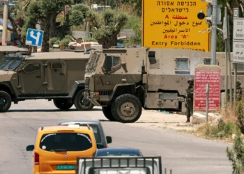 Vehículos del ejército israelí cierran la entrada a la ciudad cisjordana de Qalqilya después de que un civil israelí fuera asesinado a tiros el 22 de junio de 2024 (Foto de Jaafar ASHTIYEH / AFP)