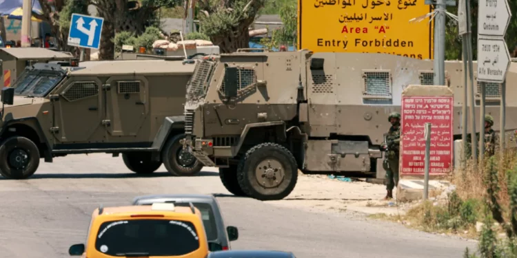 Vehículos del ejército israelí cierran la entrada a la ciudad cisjordana de Qalqilya después de que un civil israelí fuera asesinado a tiros el 22 de junio de 2024 (Foto de Jaafar ASHTIYEH / AFP)