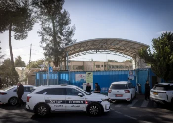 La policía allana una instalación de la UNRWA en Jerusalén Este, el 8 de diciembre de 2025 (Chaim Goldberg/FLASH90)