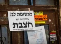 Un aviso de advertencia sobre sarampión se ve en una puerta en el barrio ultraortodoxo de Mea Shearim en Jerusalén, el 31 de julio de 2025. (Chaim Goldberg/Flash90)