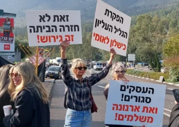 Sima Alok, residente de Kiryat Shemona, protesta por el "abandono" de la ciudad fronteriza del norte, el 16 de diciembre de 2025 (Diana Bletter/Times of Israel)