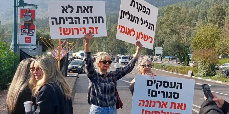 Sima Alok, residente de Kiryat Shemona, protesta por el "abandono" de la ciudad fronteriza del norte, el 16 de diciembre de 2025 (Diana Bletter/Times of Israel)