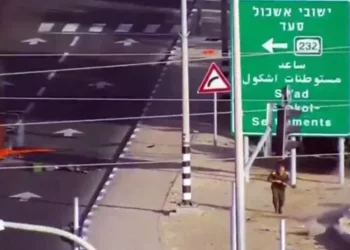 Esta grabación de una cámara de tráfico del 7 de octubre de 2023 muestra al entonces general de brigada Roman Gofman intercambiando disparos con terroristas de Hamás en el cruce de Shaar Hanegev, en el sur de Israel. (Compañía Nacional de Infraestructura de Transporte - Netivei Yisrael)