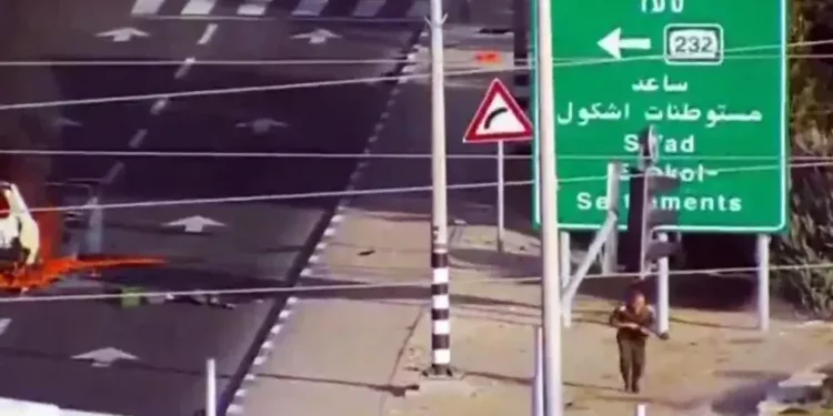 Esta grabación de una cámara de tráfico del 7 de octubre de 2023 muestra al entonces general de brigada Roman Gofman intercambiando disparos con terroristas de Hamás en el cruce de Shaar Hanegev, en el sur de Israel. (Compañía Nacional de Infraestructura de Transporte - Netivei Yisrael)