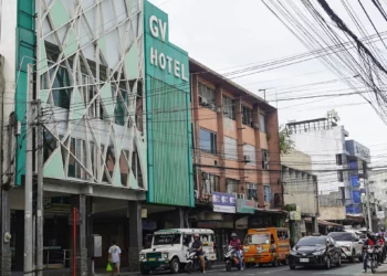 La fachada del hotel GV se ve en la ciudad de Davao, en la isla de Mindanao, al sur de Filipinas, donde los terroristas de Bondi Beach, Sajid y Naveed Akram, se alojaron durante su visita en noviembre, semanas antes de que su ataque a un evento judío matara a 15 personas en Sídney. (Ferdinandh CABRERA / AFP)
