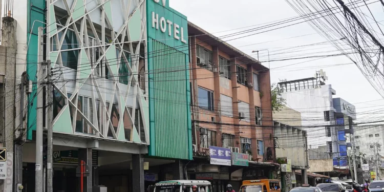 La fachada del hotel GV se ve en la ciudad de Davao, en la isla de Mindanao, al sur de Filipinas, donde los terroristas de Bondi Beach, Sajid y Naveed Akram, se alojaron durante su visita en noviembre, semanas antes de que su ataque a un evento judío matara a 15 personas en Sídney. (Ferdinandh CABRERA / AFP)