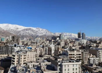 Una fotografía muestra la capital iraní, Teherán, con la cordillera de Elborz cubierta de nieve al fondo el 29 de diciembre de 2025 (ATTA KENARE / AFP)