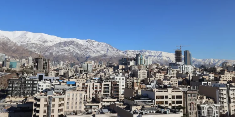 Una fotografía muestra la capital iraní, Teherán, con la cordillera de Elborz cubierta de nieve al fondo el 29 de diciembre de 2025 (ATTA KENARE / AFP)