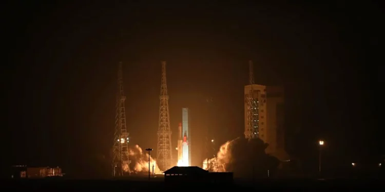Esta foto, publicada por el Ministerio de Defensa iraní el 28 de enero de 2024, supuestamente muestra el lanzamiento de un satélite desde el puerto espacial Imán Jomeini, en la provincia rural iraní de Semnan (Ministerio de Defensa iraní vía AP).
