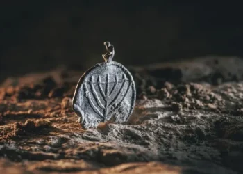 Un colgante decorado con una menorá de 1.300 años de antigüedad fue hallado en el Parque Arqueológico Davidson de Jerusalén, en un descubrimiento anunciado el 15 de diciembre de 2025. (Eliyahu Yanai/Ciudad de David)