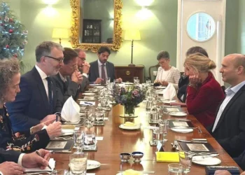 El ex primer ministro Naftali Bennett (derecha) se reúne con 15 embajadores extranjeros en la residencia del embajador británico en Israel, Simon Walters, el 15 de diciembre de 2025. (Cortesía/Oficina de Naftali Bennett)