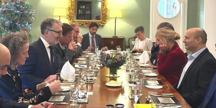 El ex primer ministro Naftali Bennett (derecha) se reúne con 15 embajadores extranjeros en la residencia del embajador británico en Israel, Simon Walters, el 15 de diciembre de 2025. (Cortesía/Oficina de Naftali Bennett)