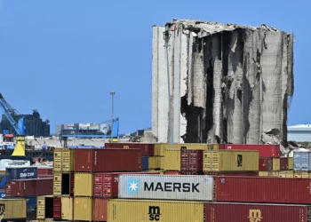 Una imagen muestra los silos del puerto de Beirut destruidos el 1 de agosto de 2025, mientras el Líbano se prepara para conmemorar el quinto aniversario de la explosión del puerto del 4 de agosto, que dejó más de 250 muertos y miles de heridos. (Joseph EID / AFP)