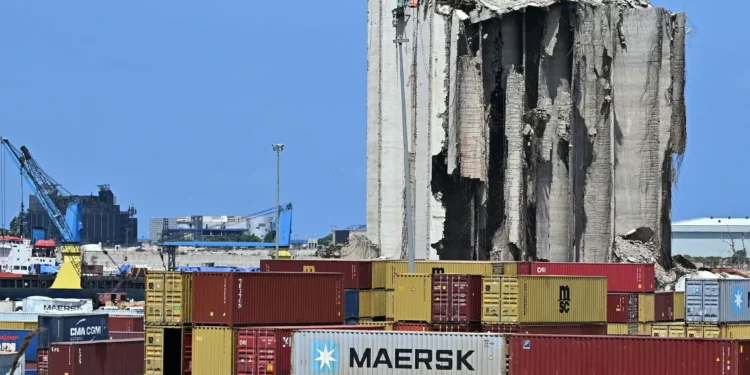 Una imagen muestra los silos del puerto de Beirut destruidos el 1 de agosto de 2025, mientras el Líbano se prepara para conmemorar el quinto aniversario de la explosión del puerto del 4 de agosto, que dejó más de 250 muertos y miles de heridos. (Joseph EID / AFP)