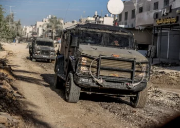 Vehículos militares israelíes vistos durante una redada en el campamento de Nur Shams, cerca de la ciudad de Tulkarem, en Cisjordania, el 28 de agosto de 2024. (Flash90)