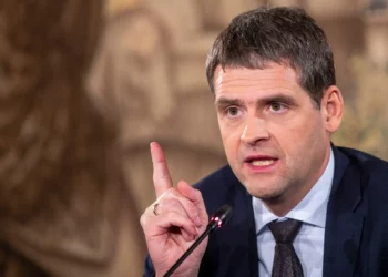 El líder del partido lituano Nemuno Aušra, Remigijus Žemaitaitis, habla en una conferencia de prensa después de la primera vuelta de las elecciones parlamentarias de Lituania, en Vilna, Lituania, el 14 de octubre de 2024. (Foto AP/Mindaugas Kulbis, archivo)