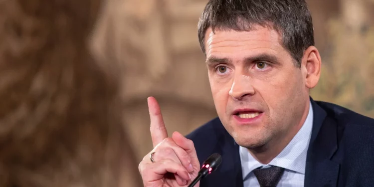 El líder del partido lituano Nemuno Aušra, Remigijus Žemaitaitis, habla en una conferencia de prensa después de la primera vuelta de las elecciones parlamentarias de Lituania, en Vilna, Lituania, el 14 de octubre de 2024. (Foto AP/Mindaugas Kulbis, archivo)