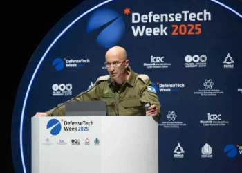 El general de brigada Benny Aminov, jefe de la Unidad de I+D Militar de la Dirección de Investigación y Desarrollo de Defensa del Ministerio de Defensa, intervino en la Cumbre DefenseTech en la Universidad de Tel Aviv, el 1 de diciembre de 2025. (Ministerio de Defensa)