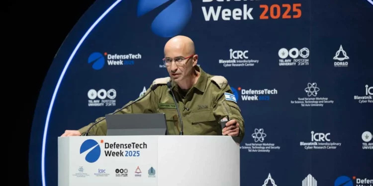El general de brigada Benny Aminov, jefe de la Unidad de I+D Militar de la Dirección de Investigación y Desarrollo de Defensa del Ministerio de Defensa, intervino en la Cumbre DefenseTech en la Universidad de Tel Aviv, el 1 de diciembre de 2025. (Ministerio de Defensa)