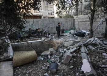 Un niño observa el lugar de un presunto ataque aéreo israelí en Deir al-Balah el 9 de diciembre de 2025 (Foto de BASHAR TALEB / AFP)