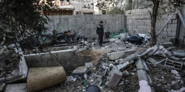 Un niño observa el lugar de un presunto ataque aéreo israelí en Deir al-Balah el 9 de diciembre de 2025 (Foto de BASHAR TALEB / AFP)