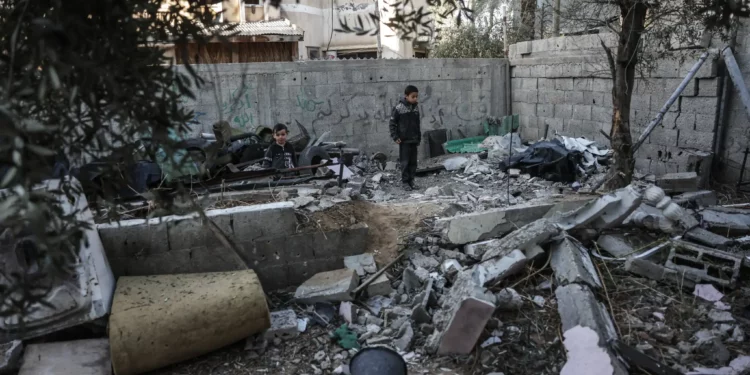 Un niño observa el lugar de un presunto ataque aéreo israelí en Deir al-Balah el 9 de diciembre de 2025 (Foto de BASHAR TALEB / AFP)