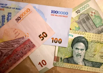 Esta imagen muestra los nuevos billetes iraníes de un millón, 500.000 y 100.000 riales, emitidos el 3 de agosto de 2025. (ATTA KENARE / AFP)
