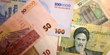 Esta imagen muestra los nuevos billetes iraníes de un millón, 500.000 y 100.000 riales, emitidos el 3 de agosto de 2025. (ATTA KENARE / AFP)