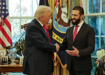 En esta fotografía difundida por la oficina de prensa de la Presidencia siria, el presidente estadounidense Donald Trump (izquierda) estrecha la mano del presidente sirio Ahmed al-Sharaa en la Casa Blanca, en Washington, el 10 de noviembre de 2025. (Oficina de prensa de la Presidencia siria vía AP)