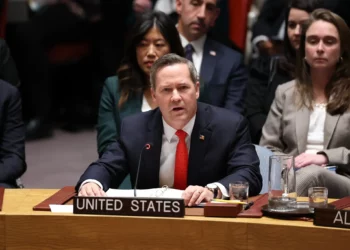 El embajador de Estados Unidos ante las Naciones Unidas, Mike Waltz, interviene durante una reunión del Consejo de Seguridad de la ONU para votar una resolución estadounidense sobre el plan de paz para Gaza en la sede de la ONU en Nueva York, el 17 de noviembre de 2025. El Consejo de Seguridad de la ONU votó a favor de una resolución estadounidense que refuerza el plan de paz para Gaza del presidente estadounidense Donald Trump, que incluye el despliegue de una fuerza internacional y una vía hacia un futuro Estado palestino. (Foto de ANGELA WEISS / AFP)