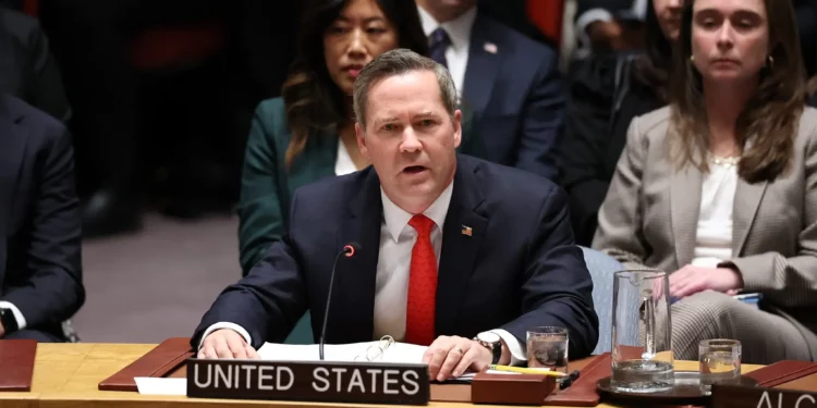 El embajador de Estados Unidos ante las Naciones Unidas, Mike Waltz, interviene durante una reunión del Consejo de Seguridad de la ONU para votar una resolución estadounidense sobre el plan de paz para Gaza en la sede de la ONU en Nueva York, el 17 de noviembre de 2025. El Consejo de Seguridad de la ONU votó a favor de una resolución estadounidense que refuerza el plan de paz para Gaza del presidente estadounidense Donald Trump, que incluye el despliegue de una fuerza internacional y una vía hacia un futuro Estado palestino. (Foto de ANGELA WEISS / AFP)