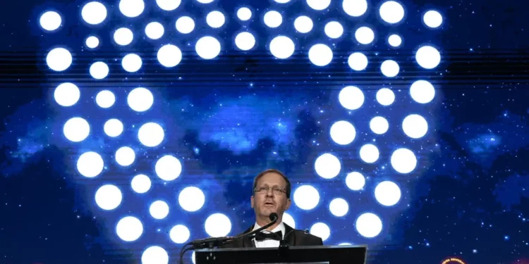 El presidente Isaac Herzog habla en la Universidad Yeshiva de Nueva York el 7 de diciembre de 2025 (Haim Zach / GPO)