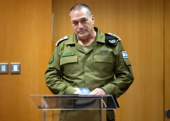 El Jefe del Estado Mayor de las Fuerzas de Defensa de Israel (FDI), Teniente General Eyal Zamir, habla en la ceremonia que marca el nombramiento de un nuevo Fiscal General Militar, el 27 de noviembre de 2025. (Fuerzas de Defensa de Israel)