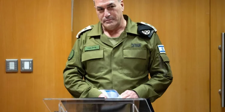 El Jefe del Estado Mayor de las Fuerzas de Defensa de Israel (FDI), Teniente General Eyal Zamir, habla en la ceremonia que marca el nombramiento de un nuevo Fiscal General Militar, el 27 de noviembre de 2025. (Fuerzas de Defensa de Israel)