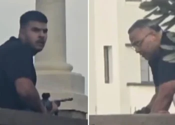 Naveed Akram, de 24 años (izquierda), y su padre Sajid, de 50 (derecha), en imágenes tomadas de un video obtenido por Sky News que muestra su mortal ataque terrorista en un evento de Hanukkah en Bondi Beach, Sídney, el 14 de diciembre de 2025. (Captura de pantalla/Sky News)