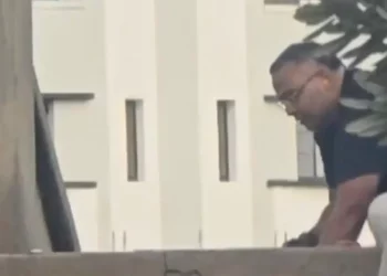 Sajid Akram, el padre que perpetró el ataque terrorista de Hanukkah en Bondi, en una imagen extraída de un video obtenido por Sky News el 14 de diciembre de 2025. (Captura de pantalla/Sky News)