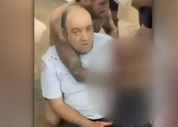 Ahmed al Ahmed, el transeúnte que atacó a un hombre armado durante la masacre de Hanukkah en Sídney, aparece en una imagen mientras recibe tratamiento por sus heridas el 14 de diciembre de 2025. (Captura de pantalla utilizada de conformidad con la cláusula 27a de la ley de derechos de autor).