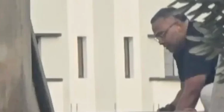 Sajid Akram, el padre que perpetró el ataque terrorista de Hanukkah en Bondi, en una imagen extraída de un video obtenido por Sky News el 14 de diciembre de 2025. (Captura de pantalla/Sky News)