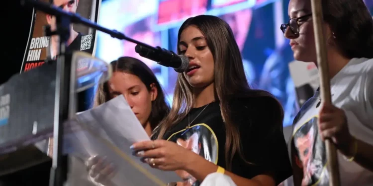 Alma Or, rehén israelí liberada del cautiverio de Hamás en 2023, habla en una manifestación en Tel Aviv el 13 de septiembre de 2025. (Lior Rotstein/Foro de Rehenes y Familias Desaparecidas)