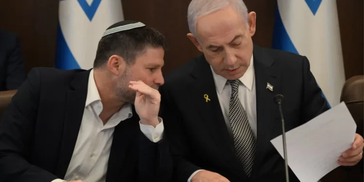 El primer ministro Benjamin Netanyahu (derecha) y el ministro de Finanzas, Bezalel Smotrich, conversan en una reunión para aprobar el presupuesto estatal, el 4 de diciembre de 2025. (Haim Zach/GPO)
