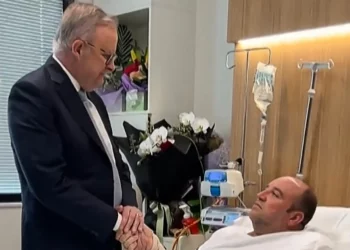 Esta captura de pantalla de un video publicado en la cuenta X del primer ministro de Australia, Anthony Albanese, tomada y difundida el 16 de diciembre de 2025, muestra a Albanese (izq.) reuniéndose con Ahmed al Ahmed, el hombre que desarmó a uno de los atacantes durante el ataque terrorista de Bondi Beach, en un hospital de Sídney (CUENTA X de @AlboMP / AFP)