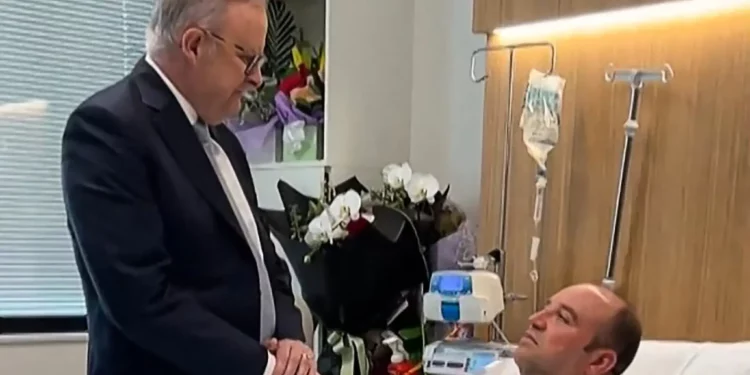 Esta captura de pantalla de un video publicado en la cuenta X del primer ministro de Australia, Anthony Albanese, tomada y difundida el 16 de diciembre de 2025, muestra a Albanese (izq.) reuniéndose con Ahmed al Ahmed, el hombre que desarmó a uno de los atacantes durante el ataque terrorista de Bondi Beach, en un hospital de Sídney (CUENTA X de @AlboMP / AFP)