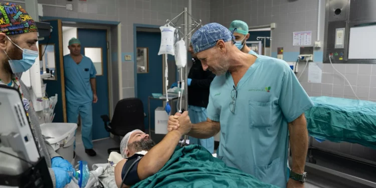 El Dr. Eviatar Nesher, a la derecha, con Daniel Haim Biton en el Centro Médico Rabin. En un trasplante de órgano, Biton recibió el intestino delgado de un niño de seis años que falleció de gripe el 3 de diciembre de 2025. (Cortesía del Centro Médico Rabin)