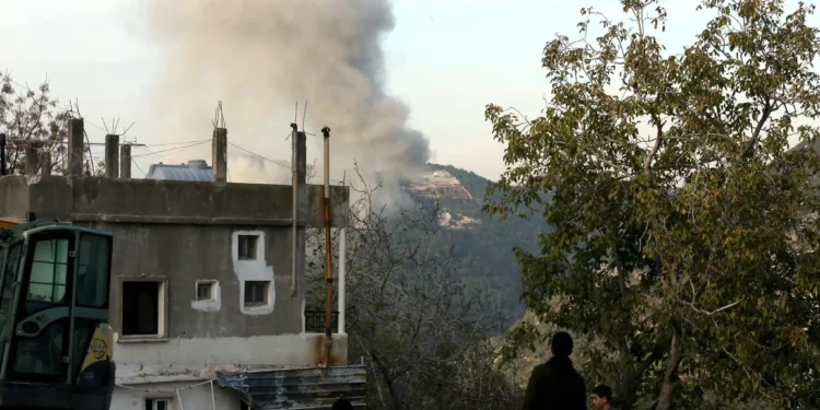 Ilustrativo: Humo se eleva desde el lugar de un ataque aéreo israelí en el sur del Líbano el 4 de diciembre de 2025. (Mahmoud Zayyat/AFP)