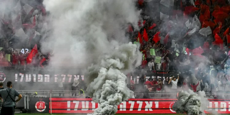 La policía monta guardia después de que se cancelara el partido de la Premier League israelí entre el Hapoel Tel Aviv y el Maccabi Tel Aviv en el estadio Bloomfield de Tel Aviv, el 19 de octubre de 2025. (Flash90)