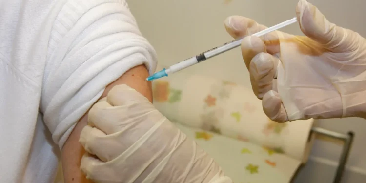 Ilustrativo: Un paciente es vacunado en un centro de salud de Jerusalén (Miriam Alster/FLASH90)