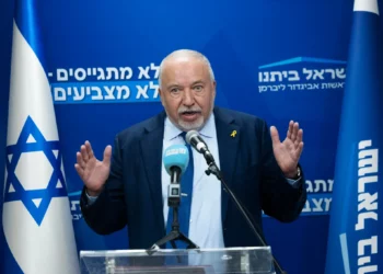 El líder del partido Yisrael Beytenu, Avigdor Liberman, celebra una reunión de facción en la Knesset en Jerusalén el 24 de noviembre de 2025. (Chaim Goldberg/FLASH90)