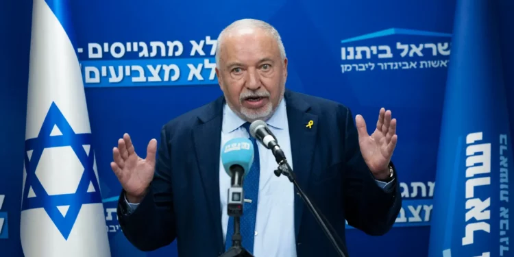 El líder del partido Yisrael Beytenu, Avigdor Liberman, celebra una reunión de facción en la Knesset en Jerusalén el 24 de noviembre de 2025. (Chaim Goldberg/FLASH90)